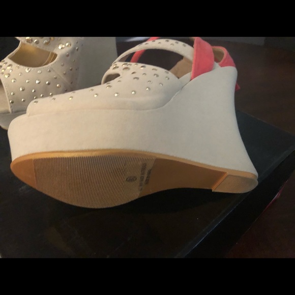 Wedge Sandals and the shirt (Bundle) - Picture 4 of 6